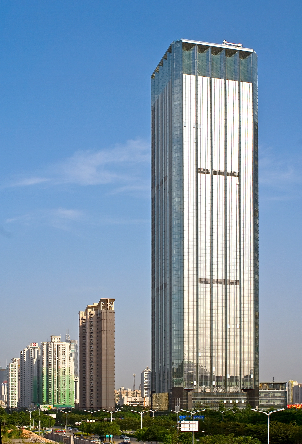 15-深圳榮超經(jīng)貿(mào)中心（2010年度魯班獎，48層-206米-115247㎡）.jpg